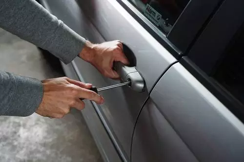 Jak uchronić samochód przed kradzieżą i włamaniem?